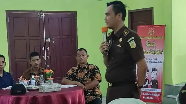 Penyuluhan hukum yang dilakukan Kasi Pidum Kejari Inhil usai peresmian Rumah Restorative Justice.