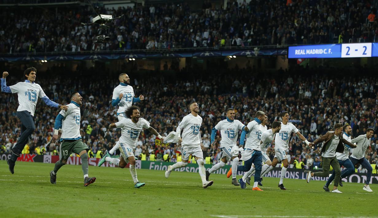 Pemain Real Madrid merayakan keberhasilan lolos ke final Liga Champions usai singkirkan Bayern pada leg kedua semifinal Liga Champions di Santiago Bernabeu stadium, Madrid, (1/5/2018). Madrid menang agregat 4-3. (AP/Paul White)