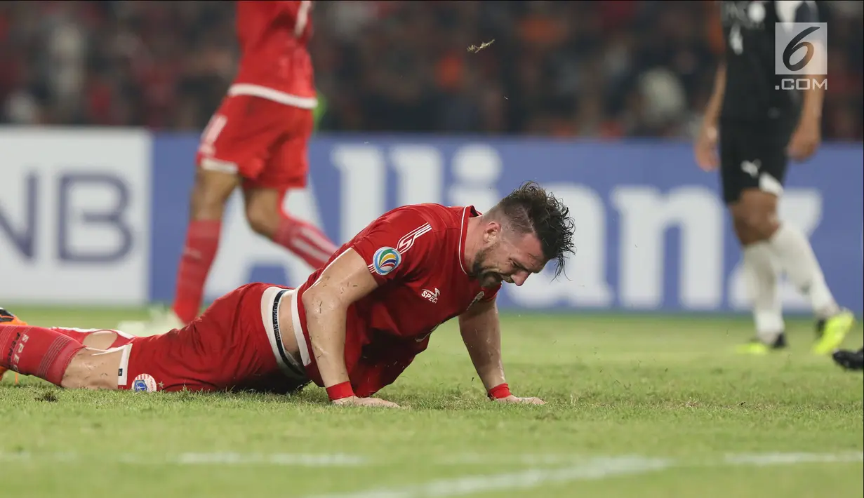 Pemain Persija, Marko Simic meluapkan kekecewaan saat gagal mencetak gol pada laga kedua Semifinal Zona Asia Tenggara Piala AFC 2018 melawan Home United di Stadion GBK, Jakarta, Selasa (15/5). (Liputan6.com/Helmi Fithriansyah)