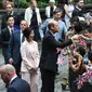 Pangeran William dari Inggris menyapa orang-orang di sebelah Menteri Senior Negara Urusan Luar Negeri Singapura Sim Ann (kiri) setibanya di Bandara Jewel Changi di Singapura pada 5 November 2023. (ROSLAN RAHMAN / AFP)