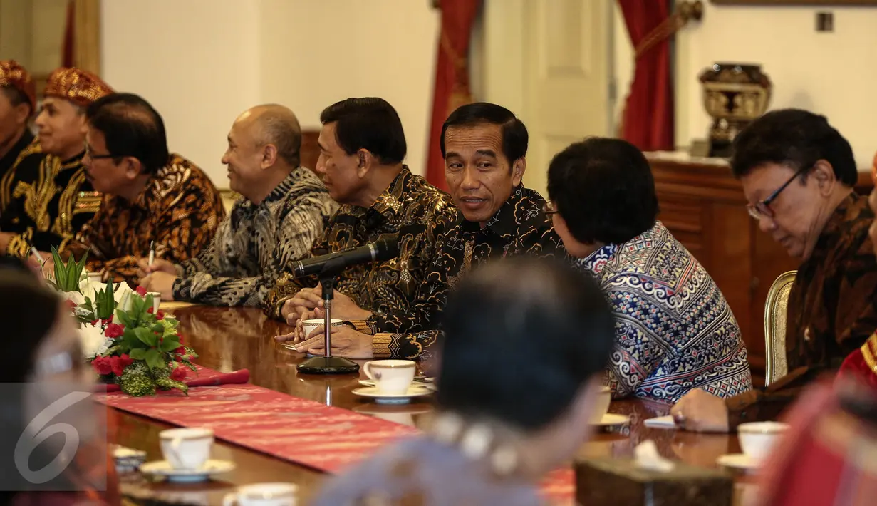 Presiden Joko Widodo (Jokowi) berbincang dengan Menteri LHK Siti Nurbaya Bakar disela dialog bersama para pemangku adat usai pencanangan pengakuan Hutan Adat di Istana Negara, Jakarta, Jumat (30/12). (Liputan6.com/Faizal Fanani)