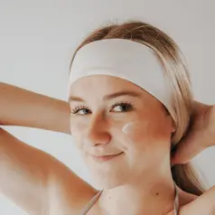 Meski pakai makeup, sunscreen harus di aplikasikan berulang-ulang agar memberikan perlindungan secara optimal. (Unsplash,com/Cheyenne Doig).