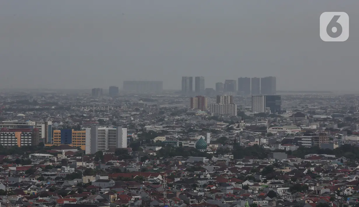 Lanskap permukiman dan gedung pencakar langit dari Senayan, Jakarta, Jumat (6/11/2020). Wakil Presiden Ma'ruf Amin mengatakan strategi pengembangan ekonomi syariah yang berfokus pada kelompok masyarakat miskin & pelaku UMKM merupakan langkah efektif mengurangi kemiskinan. (Liputan6.com/Johan Tallo)