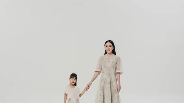 Potret Shandy Aulia Foto Keluarga Penuh Toleransi Kompak dengan Ketiga Kakak Muslim. [@shandyaulia]