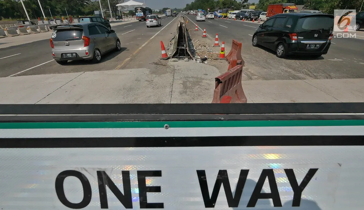 Kendaraan melintas di ruas tol yg diberlakukan one way setelah Gerbang Tol Cikampek Utama, Jawa Barat, Kamis (30/5/2019). Pengaturan arus lalulintas satu arah  diberlakukan hari ini dari jam 09.00 sampai 21.00 WIB. (Liputan6.com/Herman Zakharia)