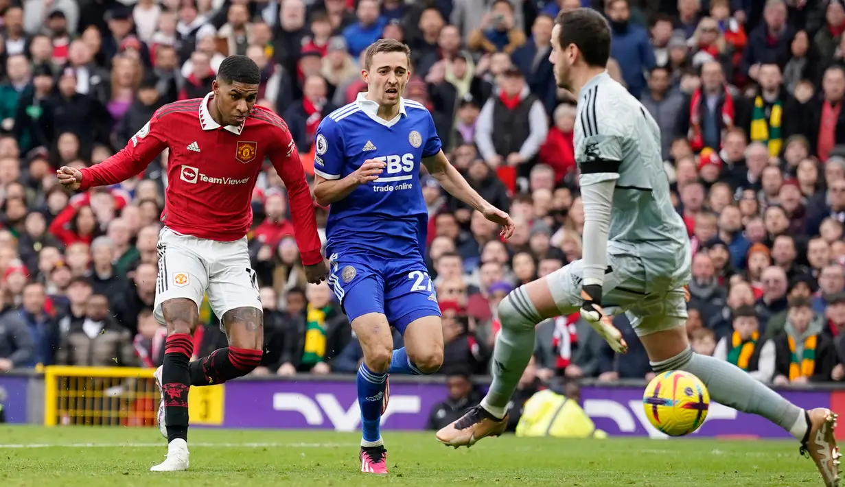 Pemain Manchester United Marcus Rashford (kiri) mencetak gol ke gawang Leicester City pada pertandingan sepak bola Liga Inggris di Stadion Stamford Bridge, Manchester, Inggris, 19 Februari 2023. Manchester United mengalahkan Leicester City dengan skor 3-0. (AP Photo/Dave Thompson)