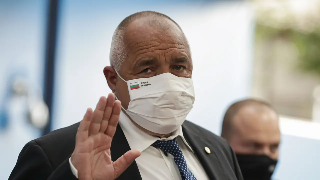 Perdana Menteri Bulgaria Boyko Borissov, mengenakan masker di hari keempat KTT Uni Eropa di gedung Dewan Eropa di Brussel, 20 Juli 2020. Ia dinyatakan positif COVID-19. (AFP)