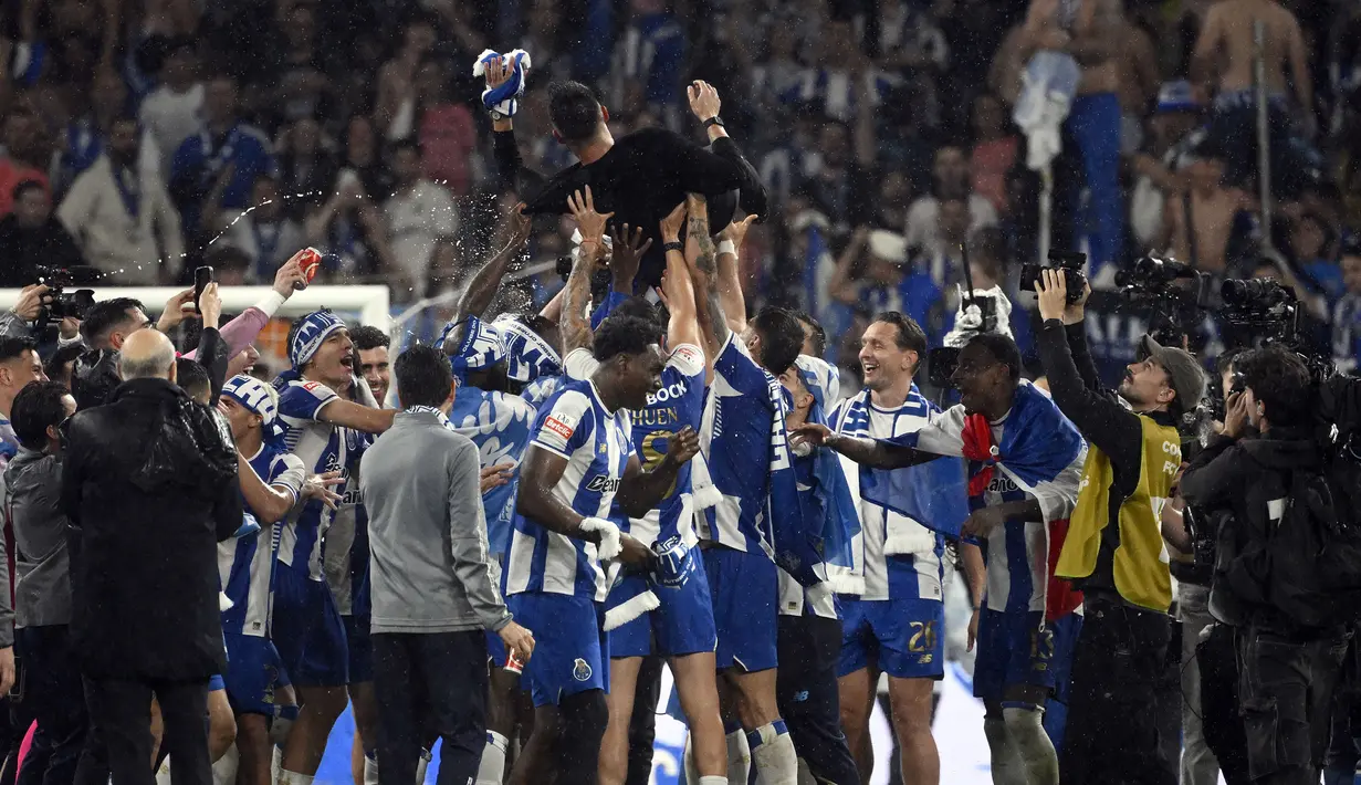 FC Porto resmi mengunci gelar juara Liga Portugal musim 2025/2026 pada Sabtu (02/05/2026) waktu setempat. (AFP/Miguel Riopa)