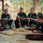 Kelompok Du Anyam dari Flores, Nusa Tenggara Timur, tengah memproduksi anyaman lontar. (Dok Kemenkop)