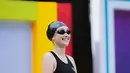 Caitlin Halderman yang ternyata adalah mantan atlet renang tunjukkan pesona atletisnya. Ia pilih swimwear all black, lengkap dengan cap dan kacamata [@caitlinhalderman]