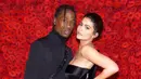 Bahkan Kylie Jenner buka-  bukaan mengenai Travis Scott   yang sebelumnya tak pernah   terjadi. (Dimitrios Kambouris-Getty Images-US Magazine)