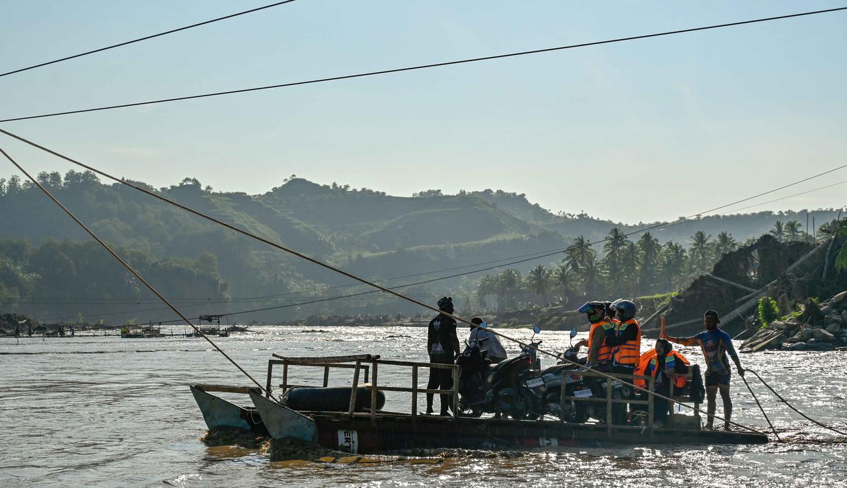 Tidak ada pilihan lain, mengingat kondisi sejumlah jembatan permanen masih putus akibat terjangan banjir bandang pada akhir November 2025 lalu. Tampak dalam foto, masyarakat menggunakan rakit tali untuk menyeberangi Sungai Peusangan menyusul banjir bandang yang menghancurkan desa-desa di sekitarnya di Kabupaten Bireuen, provinsi Aceh, pada Senin 5 Januari 2026. (CHAIDEER MAHYUDDIN/AFP)