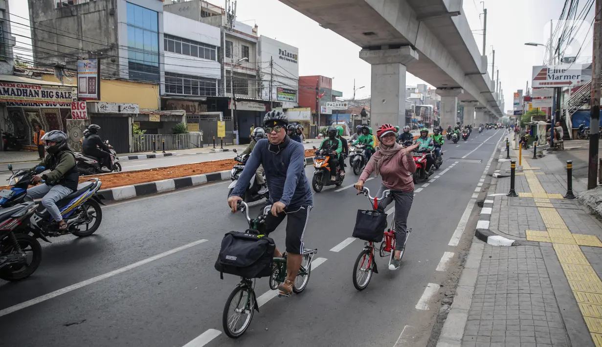 Pengendara sepeda melintas di kawasan Blok A, Jakarta, Senin (25/11/2019). Para pelanggar itu akan dikenakan denda maksimal sebesar Rp 500.000 atau pidana pinjara maksimal 2 bulan. (Liputan6.com/Faizal Fanani)