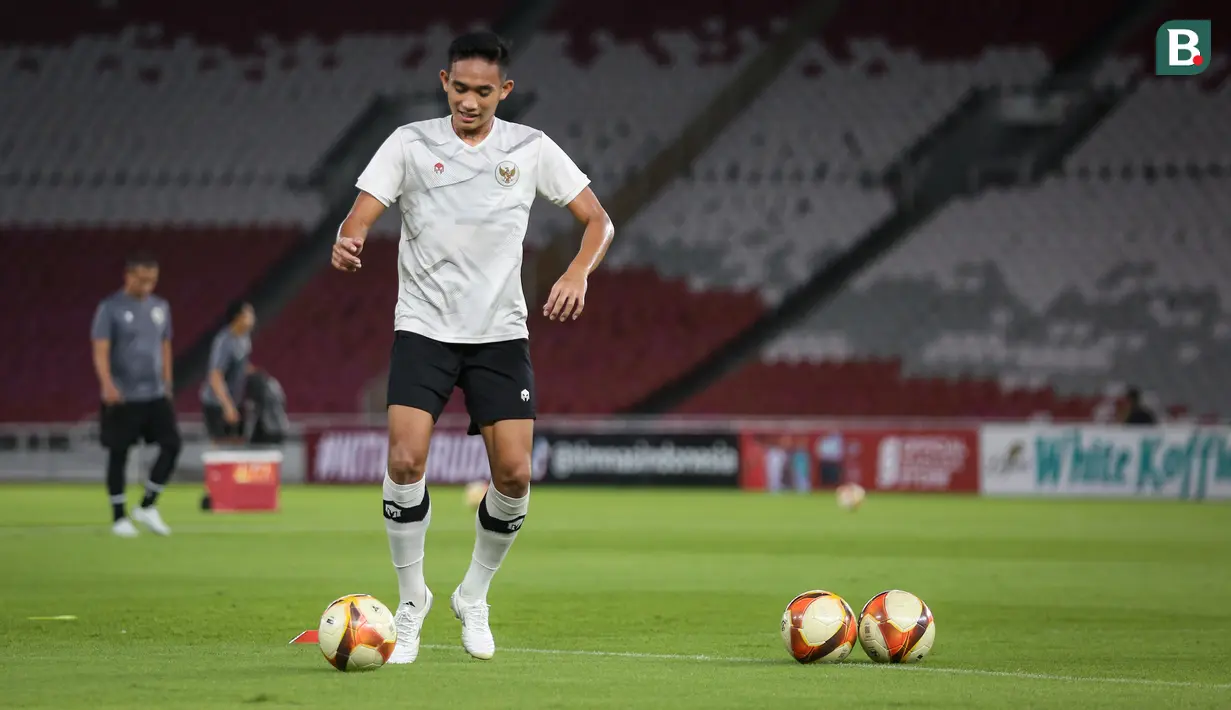 Pemain Timnas Indonesia U-22, Rizky Ridho melakukan latihan resmi menjelang pertandingan uji coba internasional melawan Timnas Lebanon U-22 di Stadion Utama Gelora Bung Karno (SUGBK), Senayan, Jakarta, Kamis (13/04/2023). Laga tersebut rencananya akan berlangsung pada Jumat (14/04/2023) sebagai bagian dari persiapan SEA Games 2023 di Kamboja. (Bola.com/Bagaskara Lazuardi)