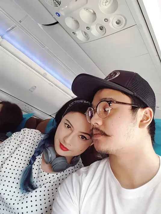 Video proses lamaran bertepatan Hari Natal itu juga beredar. Terlihat Derby Romero menyematkan cincin di jari manis kekasihnya, Claudia Adinda yang dipacarinya sejak awal tahun ini. (Instagram/derbyromero)