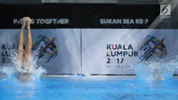 Atlet Loncat Indah Indonesia Andriyan (kiri), Della Dinarsari Harimurti terjun ke air saat berlaga dalam final loncat indah Sea Games 2017, Aquatics Centre, Bukit Jalil, Malaysia, (28/8). (Liputan6.com/Faizal Fanani)