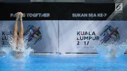 Atlet Loncat Indah Indonesia Andriyan (kiri), Della Dinarsari Harimurti terjun ke air saat berlaga dalam final loncat indah Sea Games 2017, Aquatics Centre, Bukit Jalil, Malaysia, (28/8). (Liputan6.com/Faizal Fanani)