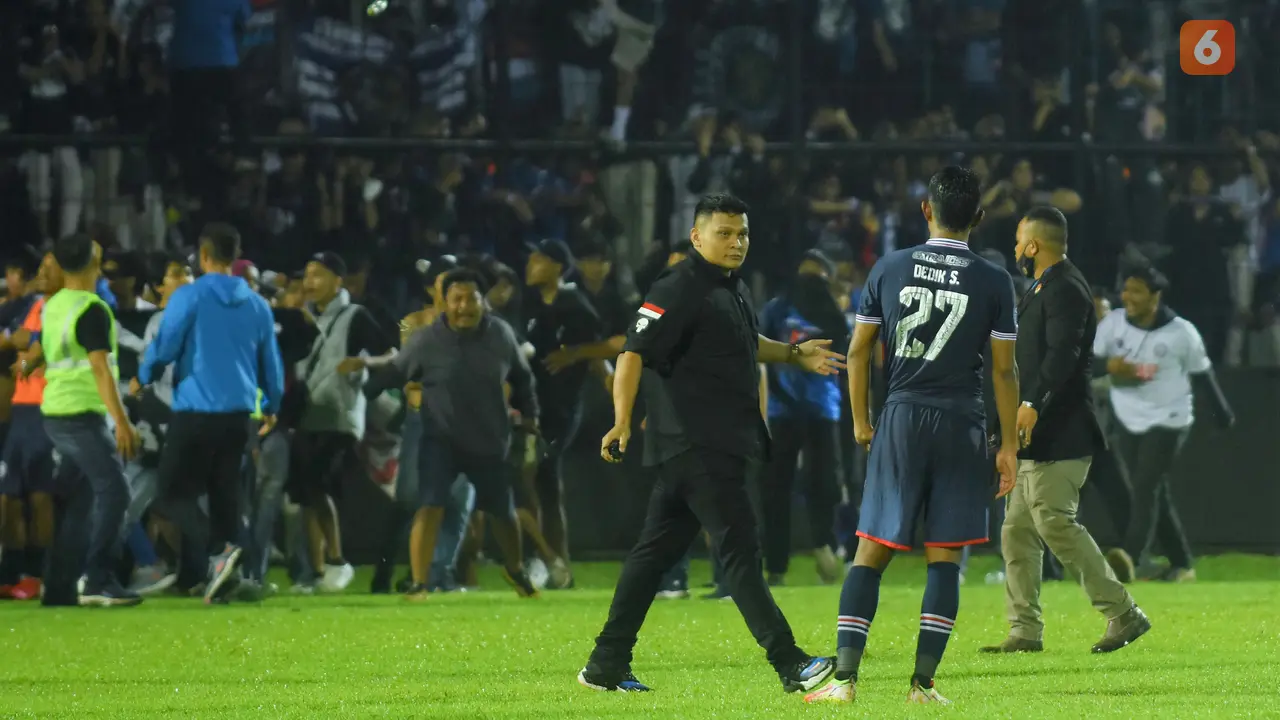 Foto: Suasana Mencekam Kericuhan usai Laga Arema FC Vs Persebaya Surabaya Pada Laga Lanjutan BRI Liga 1 2022/2023
