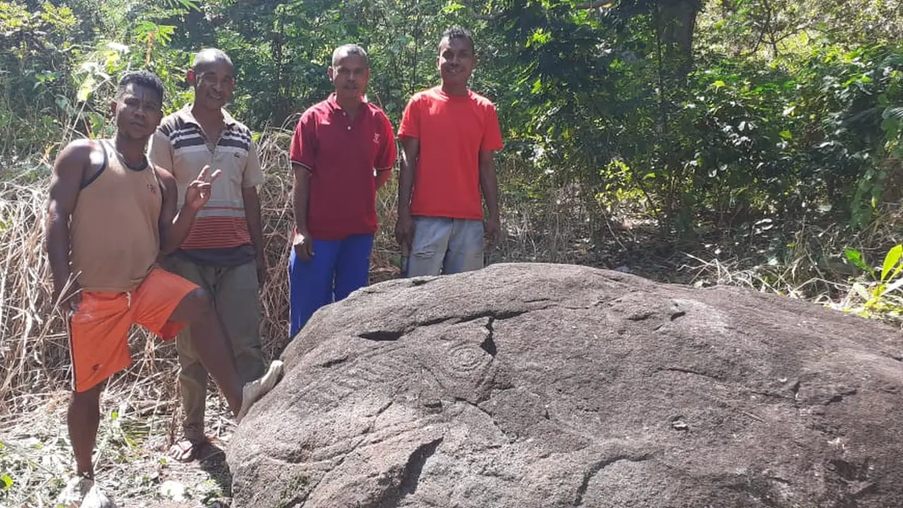 Ukiran Kuno di Batu