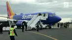 Seorang penumpang Southwest Airlines merekam suasana dalam pesawat usai terjadi ledakan.