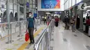 Calon penumpang kereta api jarak jauh berjalan di area Stasiun Senen Jakarta, Kamis (24/12/2020). Selain Stasiun Gambir, Stasiun Pasar Senen menjadi salah satu stasiun yang mulai ramai didatangi calon penumpang kereta api jarak jauh pada masa libur Natal 2020. (Liputan6.com/Helmi Fithriansyah)