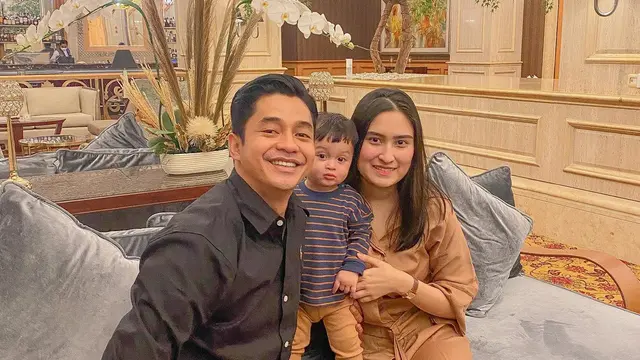 7 Potret Adly Fairuz dan Angbeen Rishi dengan Buah Hati, Seru Liburan Bareng