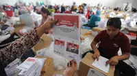 Relawan menunjukkan surat suara Pilpres 2019 yang dilipat di Gudang KPU, Cibinong, Bogor, Kamis (7/3). Jutaan kertas suara tersebut nantinya akan didistribusikan ke 40 kecamatan di wilayah Kabupaten Bogor. (merdeka.com/Arie Basuki)