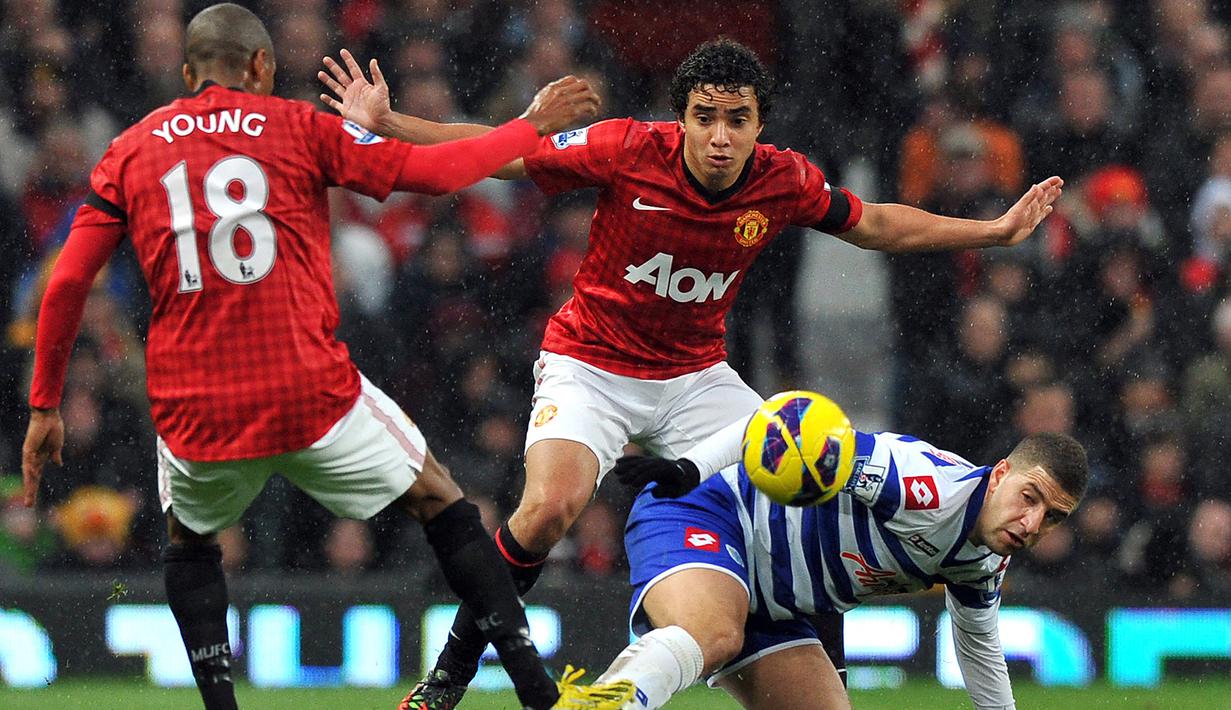 Rafael Da Silva. Bek kanan berusia 32 tahun yang sejak September 2021 membela Botafogo ini tercatat pernah menjadi bagian Manchester United selama 7,5 musim mulai tengah musim 2007/2008 hingga akhir musim 2014/2015. Selama rentang waktu tersebut, saudara kembar Fabio Da Silva ini mampu mencatatkan total 170 penampilan bersama MU di semua ajang dengan torehan 5 gol dan 15 assist. (AFP/Paul Ellis)