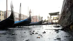 Kondisi surutnya Grand Canal di laguna Venesia, Italia (29/12). Surutnya kanal ini mengakibatkan Gondola sulit berjalan dan banyak bersandar di pinggir Grand Canal di laguna Venesia, Italia. (REUTERS/Manuel Silvestri)