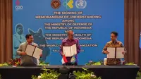 Penandatanganan 'Memorandum of Understanding (MoU) Pembentukan dan Pengoperasian Multi-Country Training Hub for Health Emergency' telah dilakukan oleh Menteri Kesehatan RI Budi Gunadi Sadikin, Menteri Pertahanan Prabowo Subianto, Dirjen WHO Dr. Tedros Adhanom Ghebreyesus di sela-sela KTT G20 Bali di Bali, Selasa (15/11/2022). (Dok Kementerian Kesehatan RI)