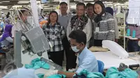 Menteri Perindustrian Saleh Husin berkunjung ke pabrik PT Pan Brother di Tangerang, Banten,  Selasa (13/10/2015). Menurut Menperin, penanaman modal dan pengembangan industri akan terus melaju sesuai paket kebijakan ekonomi. (Liputan6.com/Angga Yuniar)