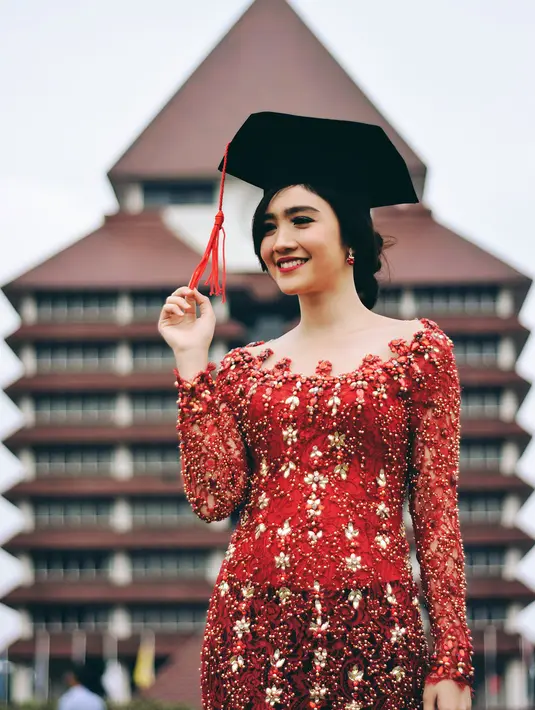 “Meskipun aku tidak lulus di kesempatan pertama :’) Dan akupun berhasil mewujudkan salah satu mimpiku, meski masih ada jalan panjang. Haru dan bahagia bercampur jadi satu. Bismillahirohmanirohim,” tutup Febby di tulisannya. (Instagram/febbyrastanty)