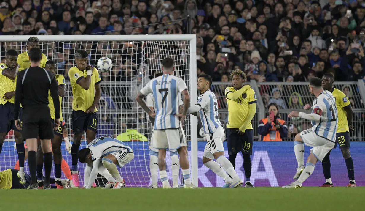 Pemain Timnas Argentina, Lionel Messi (kanan), melakukan tendangan bebas ke gawang Ekuador yang membuahkan gol dalam pertandingan Kualifikasi Piala Dunia 2026 zona CONMEBOL yang berlangsung di Mas Monumental stadium, Buenos Aires, Jumat (8/9/2023) pagi WIB. Gol tersebut menegaskan posisi Messi sebagai top skor sepanjang masa Timnas Argentina dengan 104 gol. (AFP/Juan Mabromata)