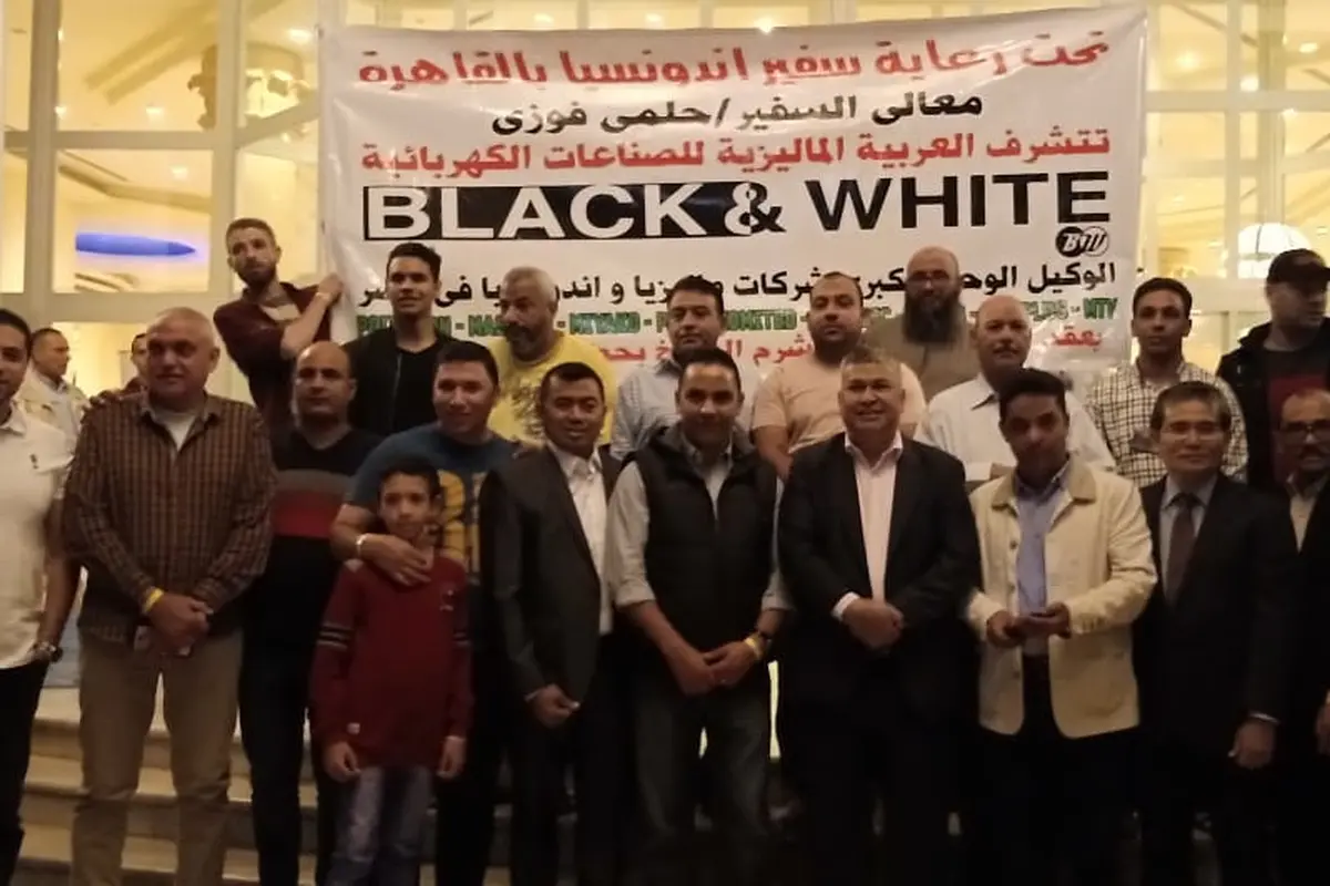 Duta Besar Indonesia untuk Mesir, Helmy Fauzi berpose bersama peserta Forum Bisnis dan Malam Apresiasi Agen dan Distributor Produk Eletronik Indonesia yang digelar di Hilton Waterfall Resort, Sharm El Sheikh. Dok Kedutaan Mesir