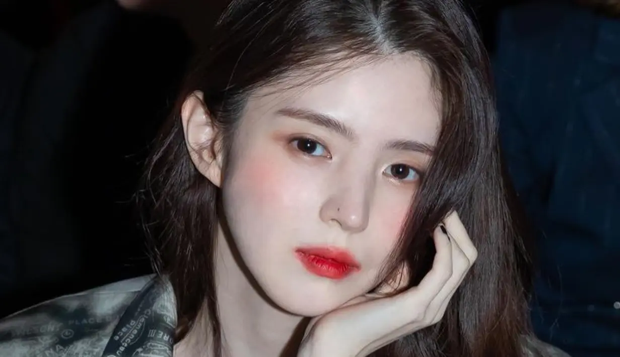 <p>Untuk alas makeupnya, Han So Hee mengaplikasikan Dior Forever Cushion mix &amp; match serta Dior Forever Skin Glow 24H Wear Radiant Foundation / ON Neutral seharga Rp1 jutaan. [@kangyewon]</p>