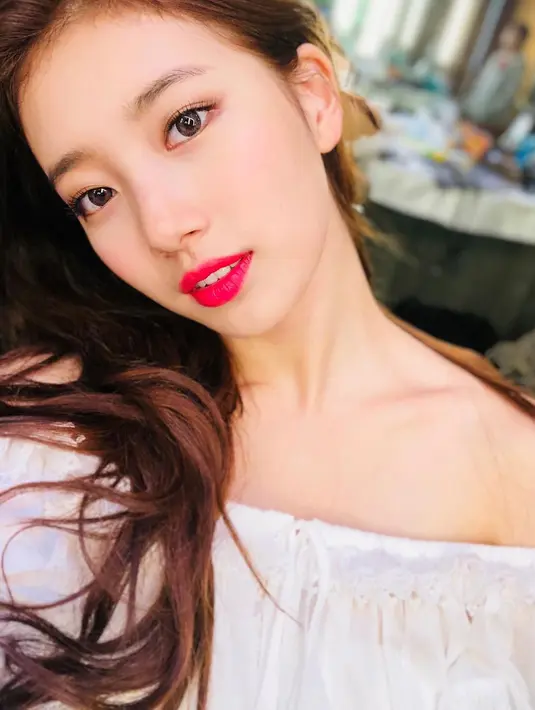 "Untuk beberapa hal, aku piki Suzy yang sekarang nyaman dan jujur dibading dulu di mana aku tak seperti itu. Saat aku fokus ke hal yang menggangguku, aku bisa melewatkan hal yang lebih penting," tutupnya. (Foto: instagram.com/skuukzky)