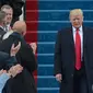 Donald Trump turun menuju podiumnya untuk menyampaikan pidato pertamanya sebagai Presiden AS di Capitol Hill, Washington DC, AS, Jumat (20/1). Dikabarkan, Trump sendiri yang menulis dan menyusun pidato pelantikannya. (AFP Photo)