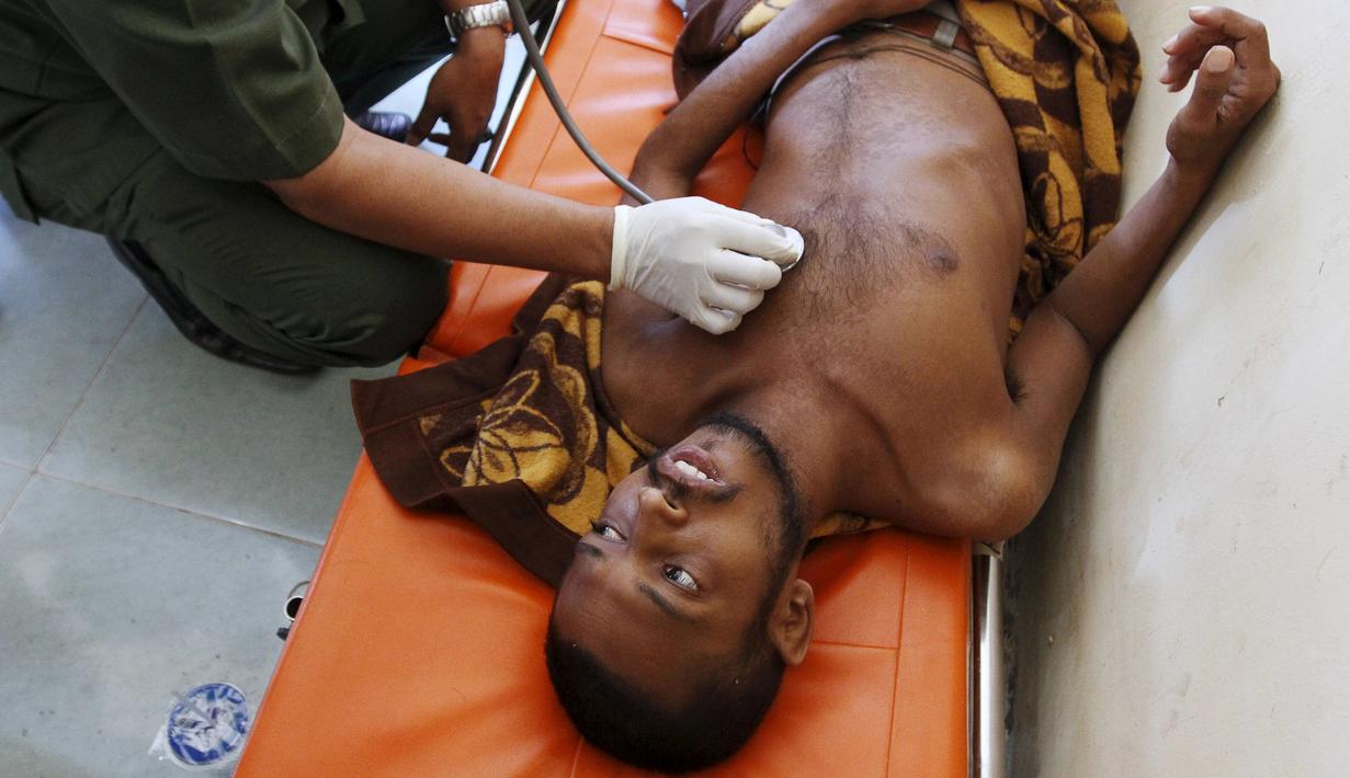 Petugas memeriksa kondisi kesehatan pengungsi etnis Rohingya di Lhoksukon, Aceh, Senin (11/5/2015). Sekitar 500 migran terdampar di pantai Aceh setelah terapung-apung di laut selama sebulan karena kehabisan bahan bakar. (REUTERS/Roni Bintang)