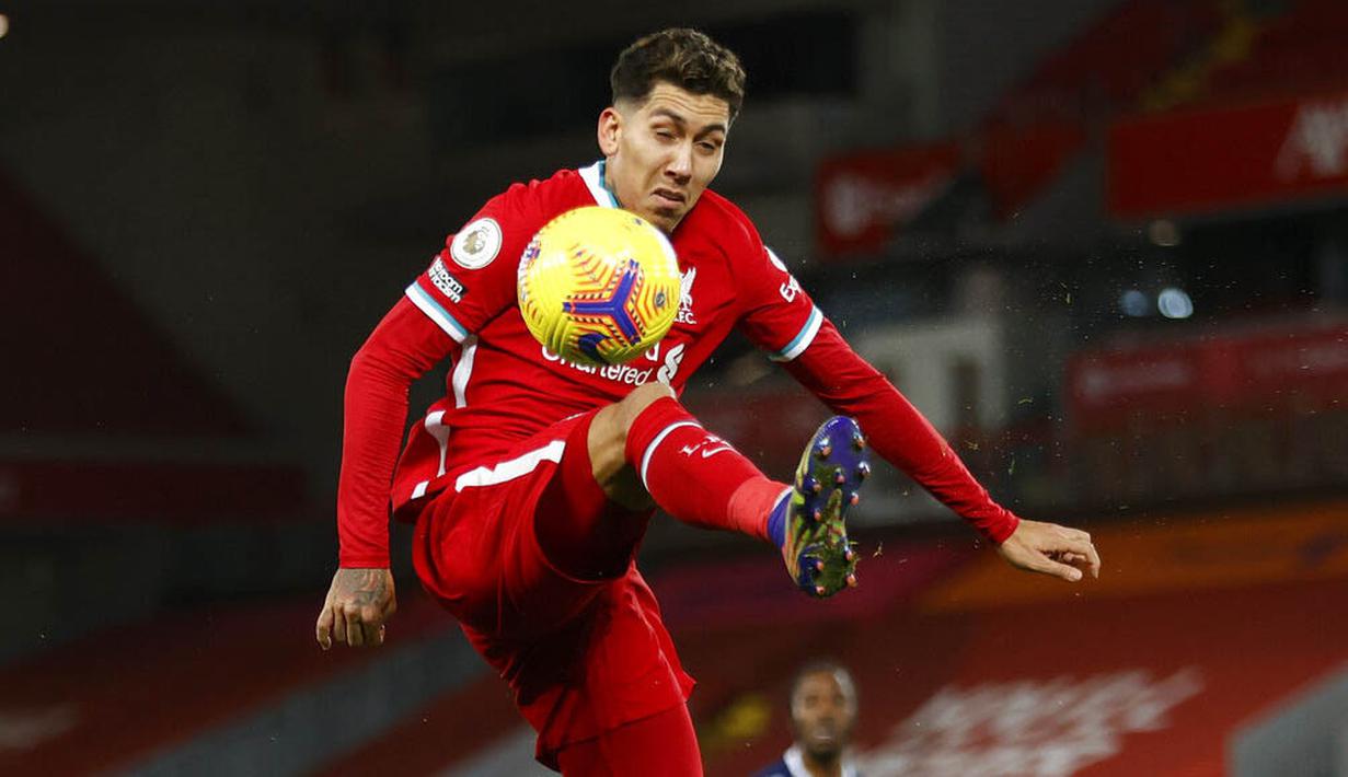 Striker Liverpool, Roberto Firmino, mengontrol bola saat melawan West Bromwich Albion pada laga Liga Inggris di Stadion Anfield, Minggu (27/12/2020). Kedua tim bermain imbang 1-1. (Clive Brunskill/Pool via AP)