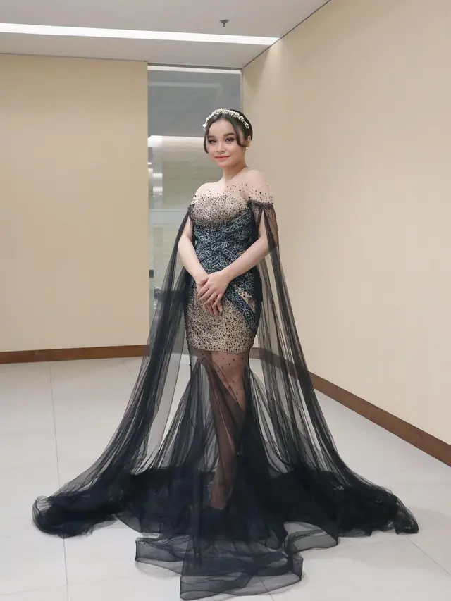6 Gaya Tasya Rosmala Pakai Kebaya dan Batik, Tampil Anggun