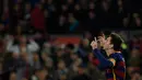 Lionel Messi (tengah) melakukan selebrasi usai mencetak gol kegawang Valencia pada piala Copa del Rey melawan Valencia di Stadion Camp Nou, (3/2/2016). Messi mencetak 3 gol di pertandingan ini. (AFP PHOTO/Lluis GENE)