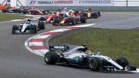 Lewis Hamilton (depan) di F1 Tiongkok  (AP Photo/Toru Takahashi)