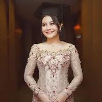 Senin, 6 Desember 2021 menjadi hari bahagia bagi aktris Prilly Latuconsina. Perempuan 25 tahun ini akhirnya mengikuti prosesi wisuda di kampusnya, London School Of Public Relation. (Instagram/prillylatuconsina96).
