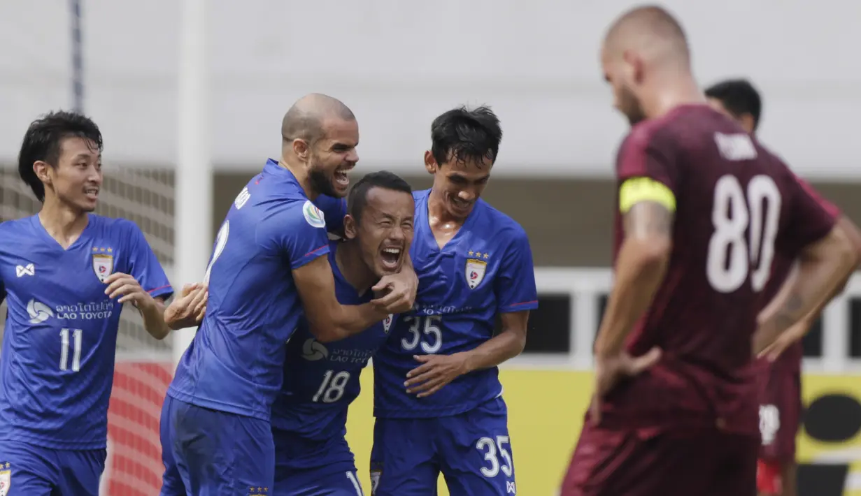 Para pemain Lao Toyota FC merayakan gol yang dicetak Kazou Homma ke gawang PSM Makassar pada laga Piala AFC 2019 di Stadion Pakansari, Bogor, Rabu (13/3). PSM menang 7-3 atas Lao. (Bola.com/M. Iqbal Ichsan)