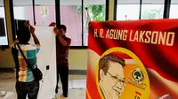 Sebuah standing banner bergambar Agung Laksono terpampang pada acara Musyawarah Nasional IX Partai Golkar versi tandingan yang digelar di Hotel Mercure, Ancol, Jakarta, Sabtu (6/12/2014). (Liputan6.com/Andrian M Tunay)