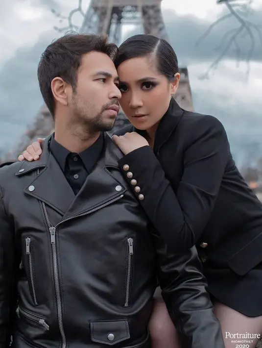 Masih dengan gaya makeup bold, kali ini Nagita Slavina dirias dengan riasan mata smokey dan lipstick nude. Dramatis! (Instagram/riomotret).