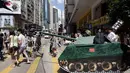 Di Hong Kong, (4/6/2014), seorang aktivis melakukan aksi memperingati 25 tahun tragedi berdarah Tiananmen. Lebih kurang 200.000 orang akan ambil bagian menyalakan lilin untuk mengenang peristiwa berdarah 25 tahun silam. (AFP PHOTO/ALEX OGLE)