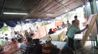 Suasana proses penghitungan surat suara Pilkada DKI 2017 di TPS 01, Pasar Baru, Jakarta, Rabu (15/2). Pilkada serentak dilaksanakan di 101 daerah termasuk DKI Jakarta. (Liputan6.com/Immanuel Antonius)