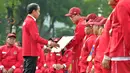 Presiden Joko Widodo secara simbolis menyerahkan bonus kepada para atlet, pelatih dan asisten pelatih peraih medali dalam ajang ASEAN Para Games (APG) 2023 di Istana Merdeka, Senin (3/7/2023). Kontingen Indonesia sukses menjadi juara umum APG 2023 yang digelar pada 3-9 Juni 2023 di Phnom Penh, Kamboja, dengan raihan 158 medali emas, 148 perak dan 95 perunggu. (Dok. Sekretariat Presiden)