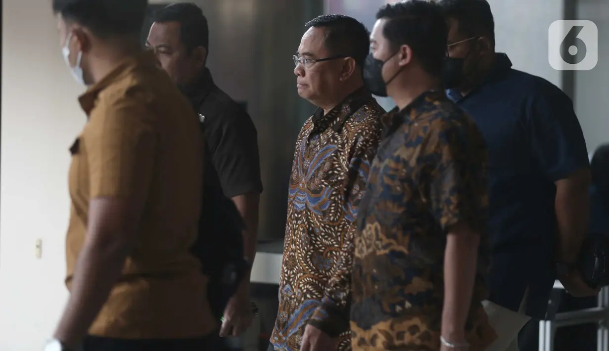 Usai diperiksa tim penyidik KPK, Bupati Pati Sudewo langsung meninggalkan gedung Merah Putih Komisi Pemberantasan Korupsi (KPK) pada sekitar pukul 16.28 WIB. (Liputan6.com/Helmi Fithriansyah)